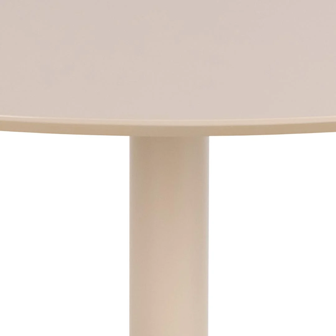 Close-up van de Eettafel Nieuwe Sfeer 110 CM Rond MDF, met een rond beige tafelblad en een enkele cilindrische voet tegen een witte achtergrond.