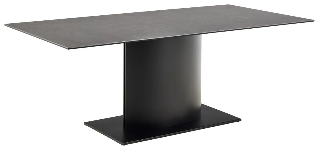 De Eettafel Nieuwe Sfeer 200 x 100 CM Rond is een moderne eettafel van keramiek en metaal met een donker plat oppervlak en een massief zwart voetstuk, tegen een witte achtergrond.