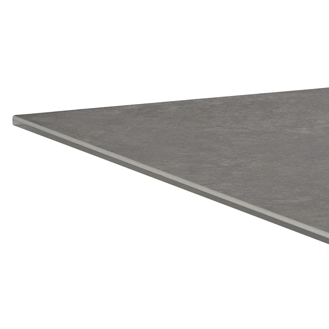 Een close-up van de Eettafel Nieuwe Sfeer 200 x 100 CM Rond toont het dunne, rechthoekige grijze tafelblad met een gladde, steenachtige keramiek afwerking en scherpe rand, tegen een witte achtergrond. Het onderstel heeft een stevige metalen constructie.