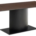 De Eettafel Nieuwe Sfeer 200 x 100 CM is een moderne rechthoekige tafel met een dun, bruin keramisch blad en een breed zwart stalen voetstuk op een rechthoekig zwart plateau.