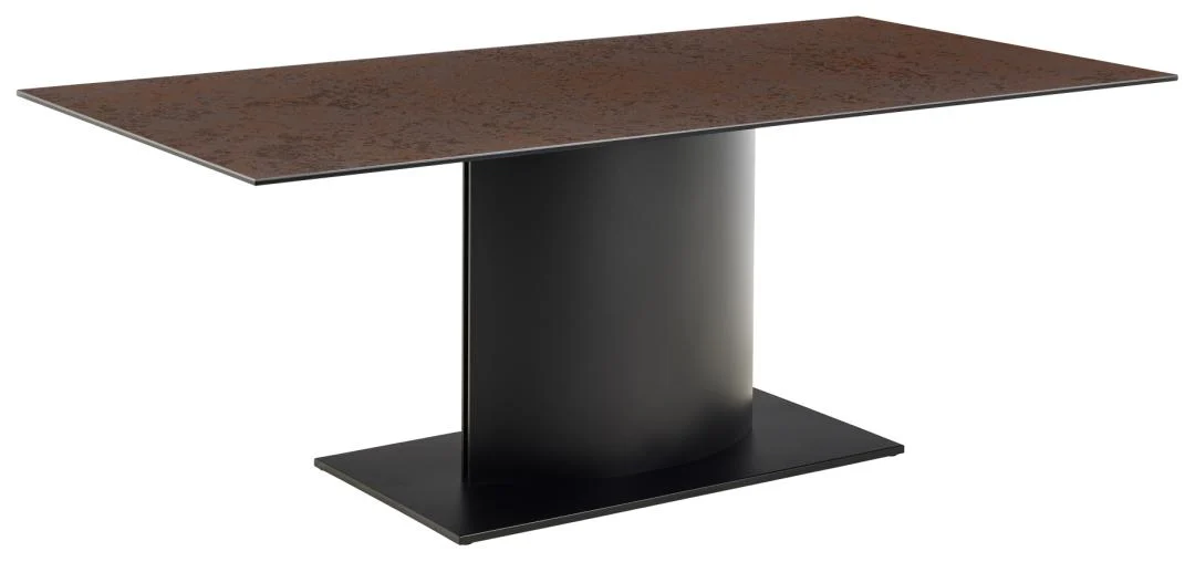 De Eettafel Nieuwe Sfeer 200 x 100 CM is een moderne rechthoekige tafel met een dun, bruin keramisch blad en een breed zwart stalen voetstuk op een rechthoekig zwart plateau.