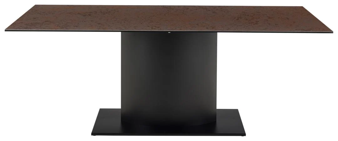 De Eettafel Nieuwe Sfeer (200 x 100 CM) is een rechthoekige tafel met een dun, bruin keramisch blad en een stevig, cilindervormig, zwart stalen onderstel op een plat, rechthoekig plateau.