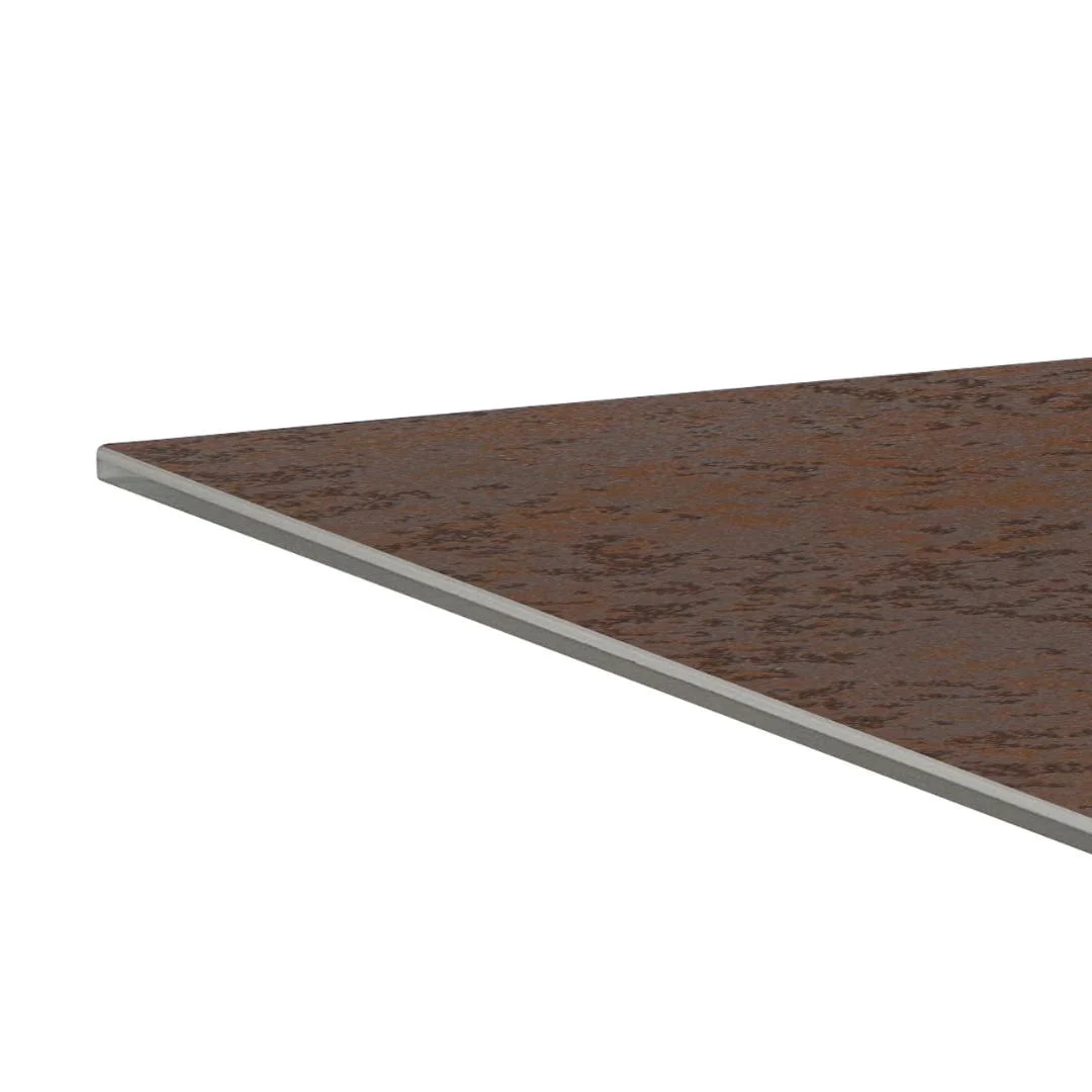 Een close-up van de hoek van de Eettafel Nieuwe Sfeer 200 x 100 CM toont het roestkleurige, keramische oppervlak met textuur en een grijze stalen rand die het dunne, rechthoekige ontwerp accentueert.