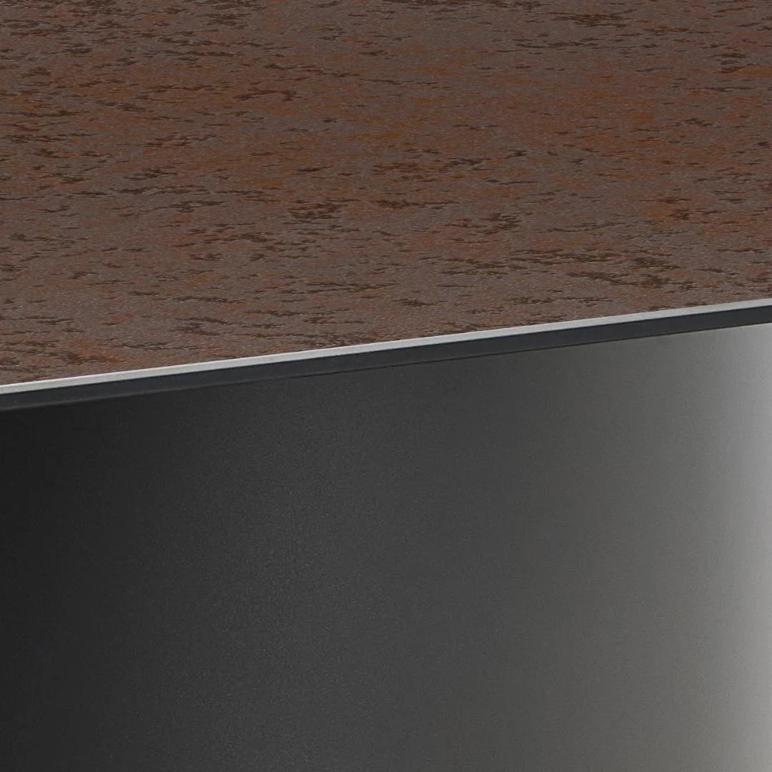 Een close-up van de Eettafel Nieuwe Sfeer 200 x 100 CM toont het roestkleurige keramiek tafelblad met een glad donkergrijs of zwart stalen zijpaneel.
