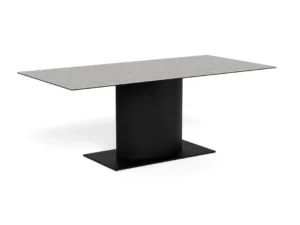 De Eettafel Nieuwe Sfeer 200 x 100 CM heeft een minimalistisch, eigentijds ontwerp met een dun lichtgrijs keramiek blad en een brede, massief zwarte rechthoekige stalen sokkel voor stevige ondersteuning.