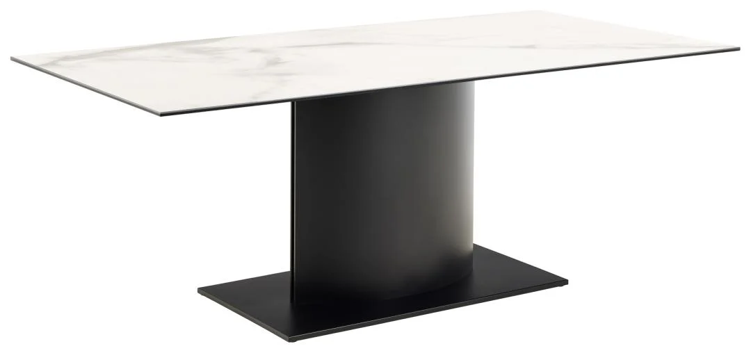 De Eettafel Marbella 200 x 100 CM Rechthoek heeft een modern, minimalistisch ontwerp met een dun wit keramisch blad en een enkele brede voet van zwart staal op een bijpassend rechthoekig plateau.
