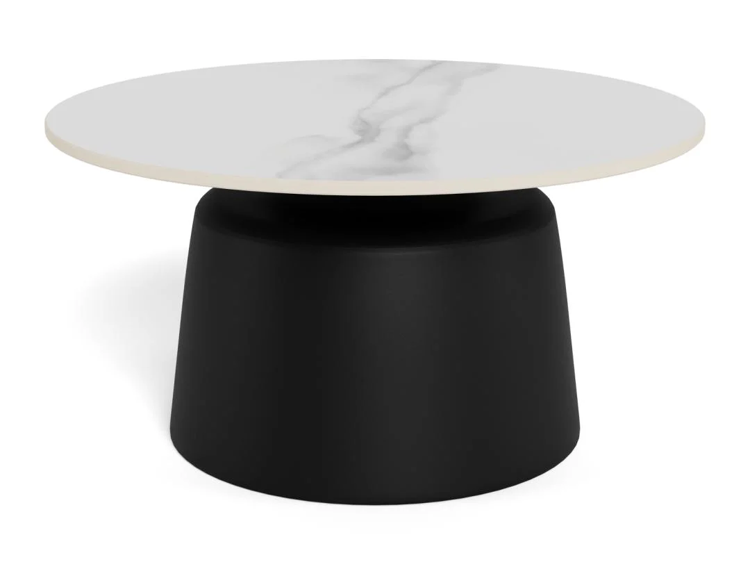 De Salontafel Zwart, Wit 70 CM Rond is een moderne ronde salontafel met een wit blad met subtiele grijze adering en een brede matzwarte cilindrische voet, gemaakt van kunststof.