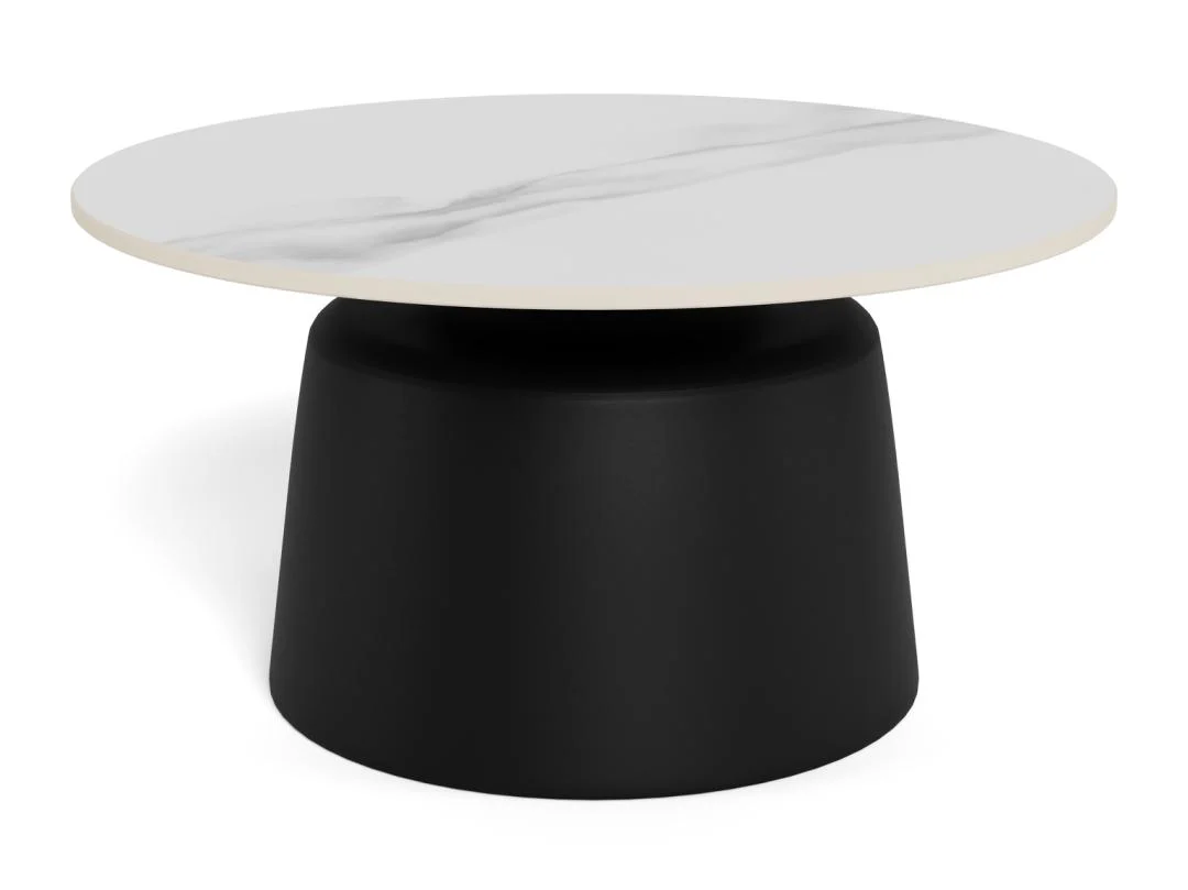 De Salontafel Zwart, Wit 70 CM Rond is een moderne ronde salontafel met een wit marmeren kunststof blad en subtiele grijze adering, op een brede zwarte cilindrische voet.