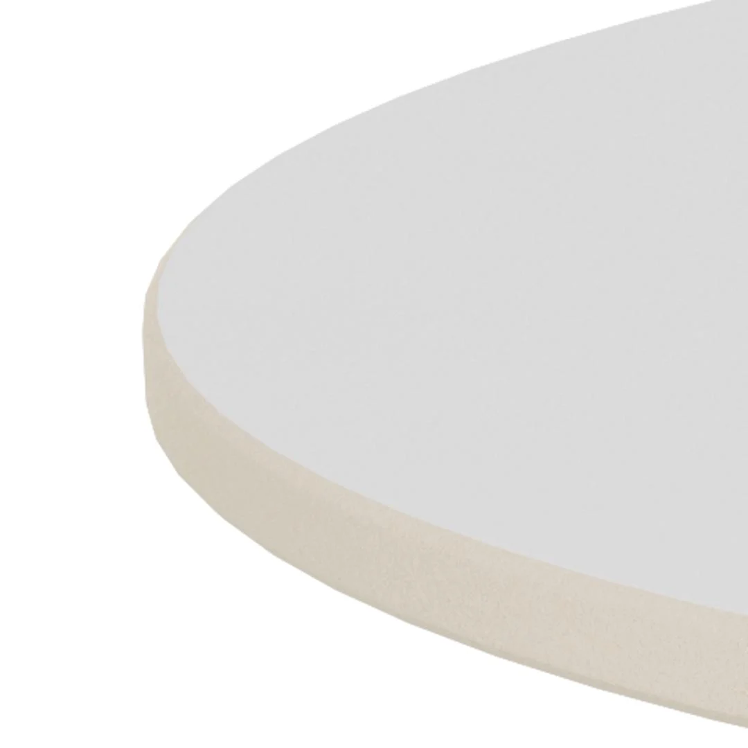 Een close-up van de rand van Salontafel Zwart, Wit 70 CM Rond, een rond wit kunststof tafelblad met een beige onderkant, tegen een effen witte achtergrond.