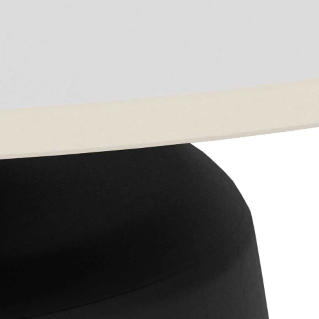 Close-up van de Salontafel Zwart, Wit 70 CM Rond: een minimalistische kunststof tafel met een wit, licht afgeschuind blad en een matzwart cilindrisch onderstel, getoond tegen een neutrale achtergrond.