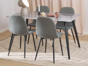 Een moderne eetkamer met de Eettafel Nieuwe Sfeer 80 x 75 CM Rond keramiek tafel, vier grijs gestoffeerde stoelen met zwarte poten, een beige vloerkleed en decor zoals een lamp, kaars en hapjes. Op de achtergrond hangen beige gordijnen.