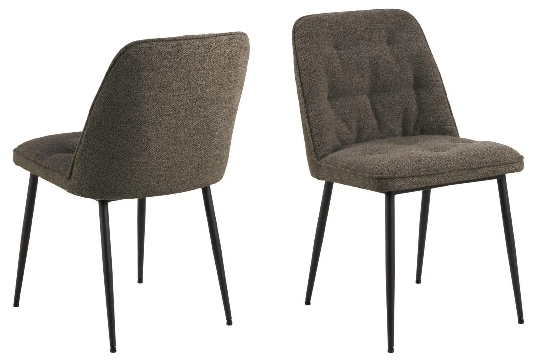 De Eettafel Wicklow 80 x 75 CM Rond Keramiek wordt getoond met twee moderne eetkamerstoelen met gecapitonneerde bruine stoffen zittingen en rugleuningen, elk ondersteund door slanke zwarte metalen poten. De ene stoel is naar voren gericht en de andere is schuin geplaatst.