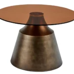 Salontafel Brons, Bruin 70 CM Rond Staal heeft een rond, bronskleurig glazen blad en een metalen kegelvormig onderstel met een geborstelde bronzen afwerking, tegen een witte achtergrond.
