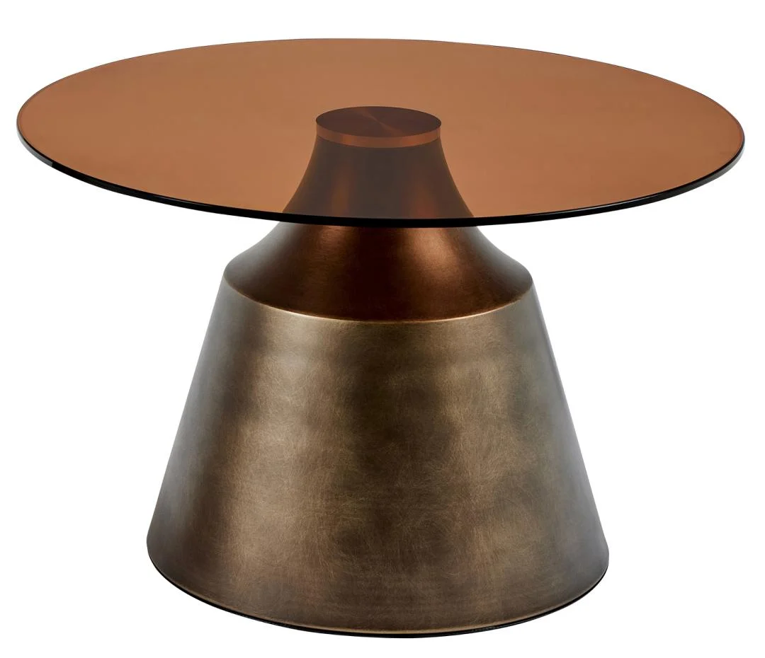 Salontafel Brons, Bruin 70 CM Rond Staal heeft een rond, bronskleurig glazen blad en een metalen kegelvormig onderstel met een geborstelde bronzen afwerking, tegen een witte achtergrond.