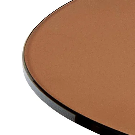 Close-up van de afgeronde rand van de Salontafel Brons, een 70 cm rond tafelblad van bruin glas met een strak, glad oppervlak en een dunne, donkere stalen rand.