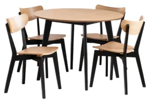De Eettafel Nieuwe Sfeer 105 CM Rond is een ronde eiken eettafel met vier bijpassende stoelen. Het tafelblad en de stoelen zijn van licht eiken, terwijl de poten en de rugleuning van de stoelen zwart zijn voor een moderne, minimalistische uitstraling.