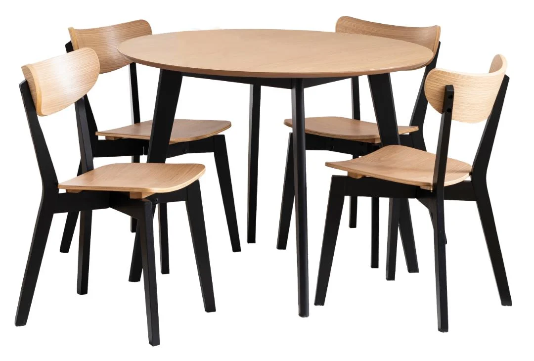 De Eettafel Nieuwe Sfeer 105 CM Rond is een ronde eiken eettafel met vier bijpassende stoelen. Het tafelblad en de stoelen zijn van licht eiken, terwijl de poten en de rugleuning van de stoelen zwart zijn voor een moderne, minimalistische uitstraling.