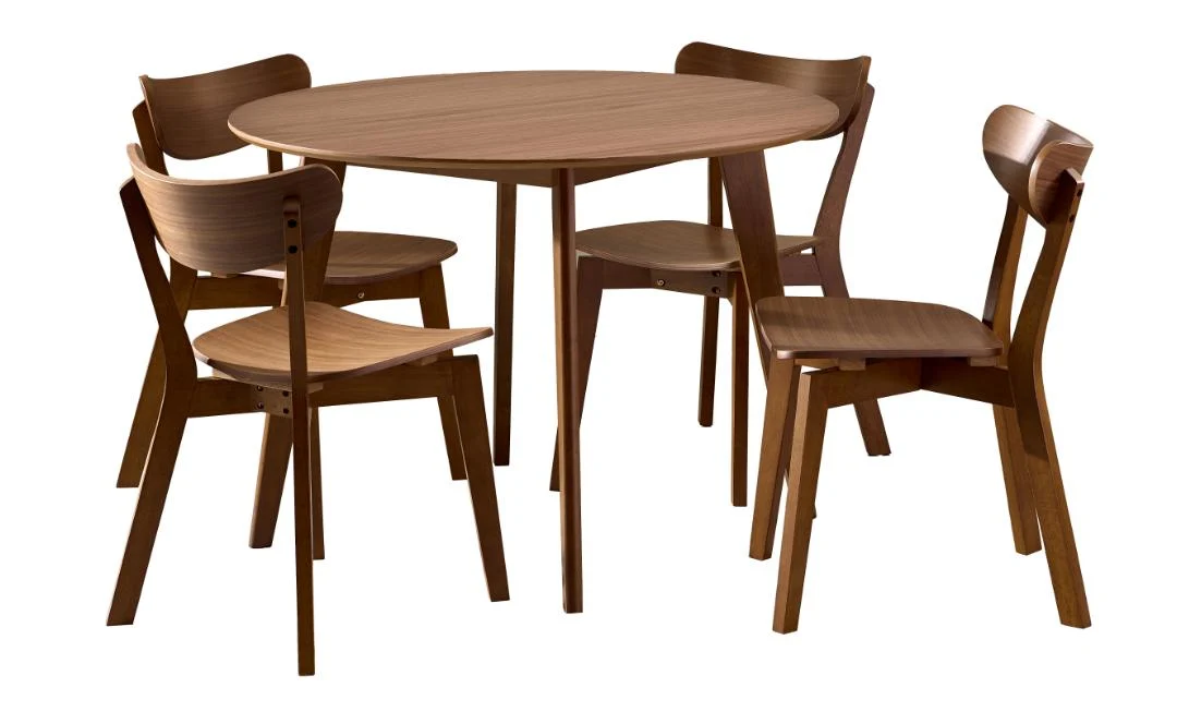 De Eettafel Roxby 105 CM Rond Notenhout is een ronde notenhouten eettafel met vier bijpassende stoelen, allemaal met vloeiende, gebogen lijnen en een modern ontwerp, afgebeeld tegen een witte achtergrond.