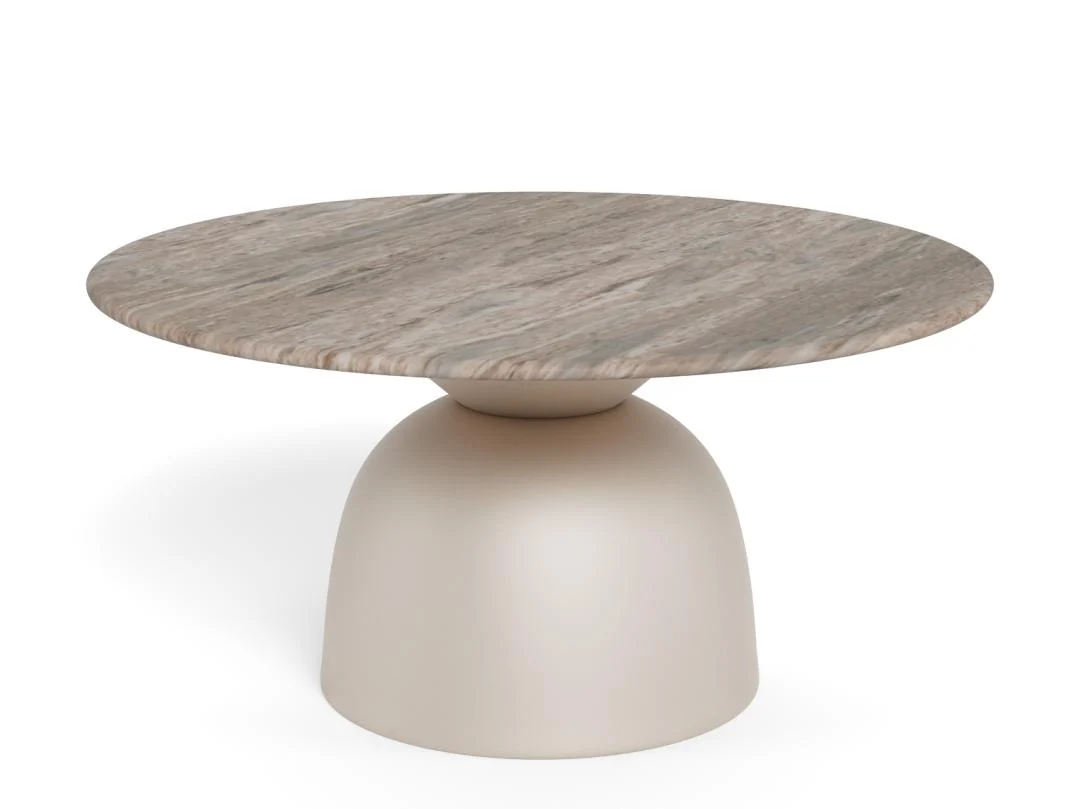 De Salontafel Grijs 80 CM Rond Kunststof heeft een rond, licht houtnerf blad en een glad beige, gewelfd onderstel tegen een effen witte achtergrond.