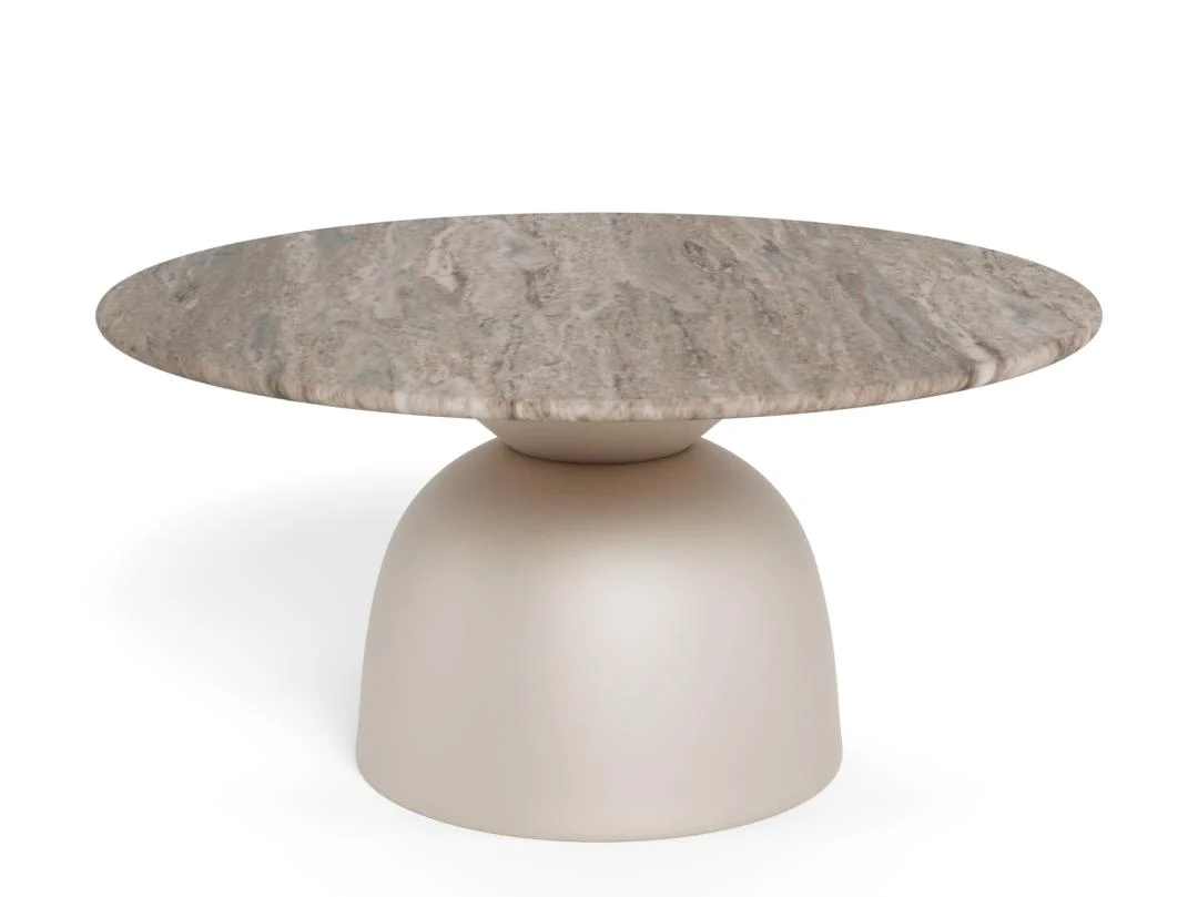 De Salontafel Grijs 80 CM Rond Kunststof heeft een modern ontwerp met een grijs marmeren blad en een glad, gebogen beige onderstel, tegen een effen witte achtergrond.