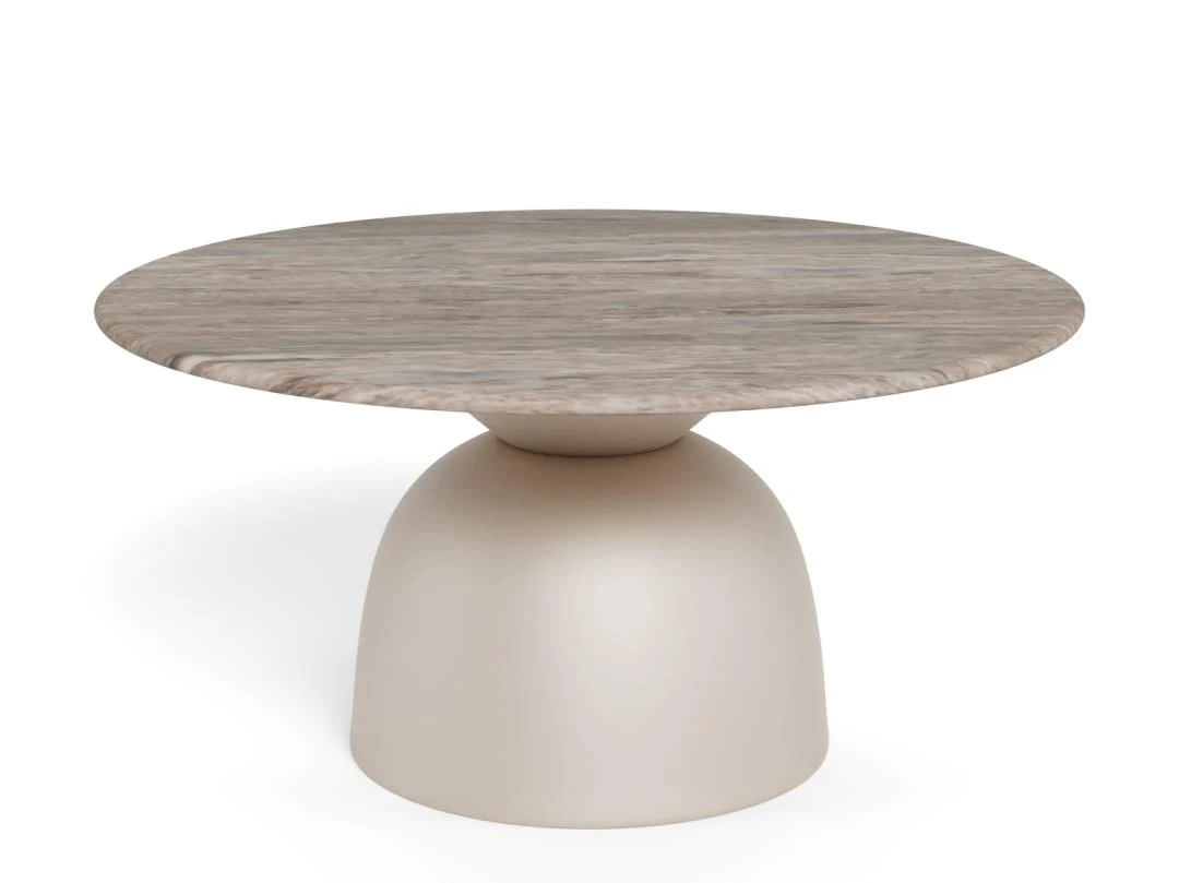 De Salontafel Grijs 80 CM Rond Kunststof heeft een modern rond ontwerp met een licht houten blad en een gladde, gebroken witte ronde voet tegen een effen witte achtergrond.