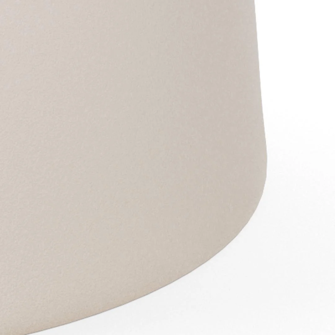 Close-up van de gladde, gebogen rand van de Salontafel Grijs 80 CM Rond Kunststof, met de nadruk op het strakke ontwerp en de textuur tegen een witte achtergrond. Er zijn geen andere details zichtbaar in de afbeelding.