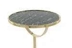 De Bijzettafel Zwart Marmer Compact is een moderne ronde bijzettafel met een zwart marmeren blad, een goud metalen frame en een uniek geometrisch onderstelontwerp.