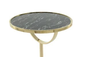 De Bijzettafel Zwart Marmer Compact is een moderne ronde bijzettafel met een zwart marmeren blad, een goud metalen frame en een uniek geometrisch onderstelontwerp.