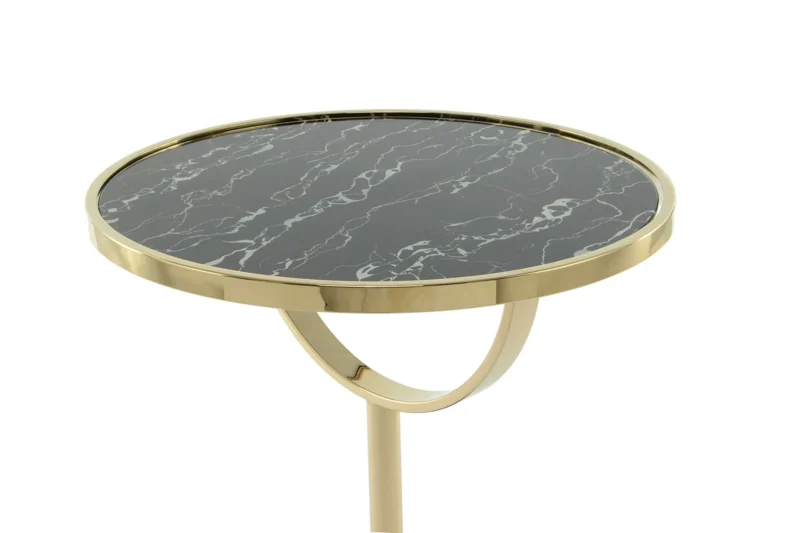De Bijzettafel Zwart Marmer Compact is een moderne ronde bijzettafel met een zwart marmeren blad, een goud metalen frame en een uniek geometrisch onderstelontwerp.