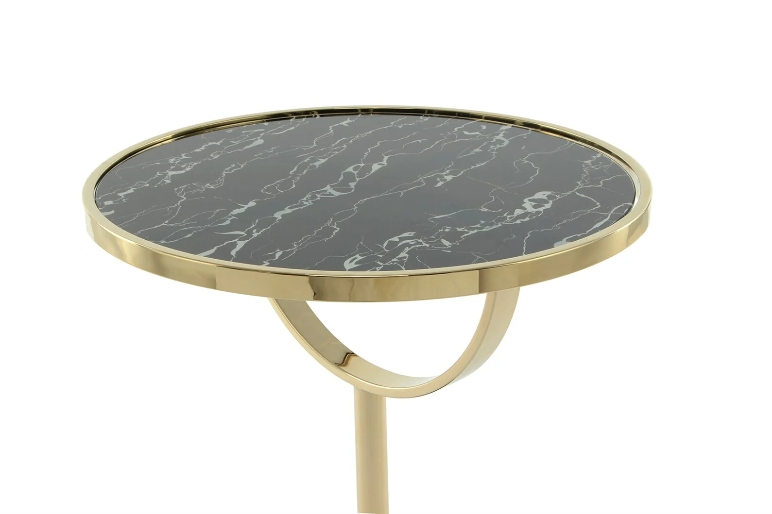De Bijzettafel Zwart Marmer Compact is een moderne ronde bijzettafel met een zwart marmeren blad, een goud metalen frame en een uniek geometrisch onderstelontwerp.