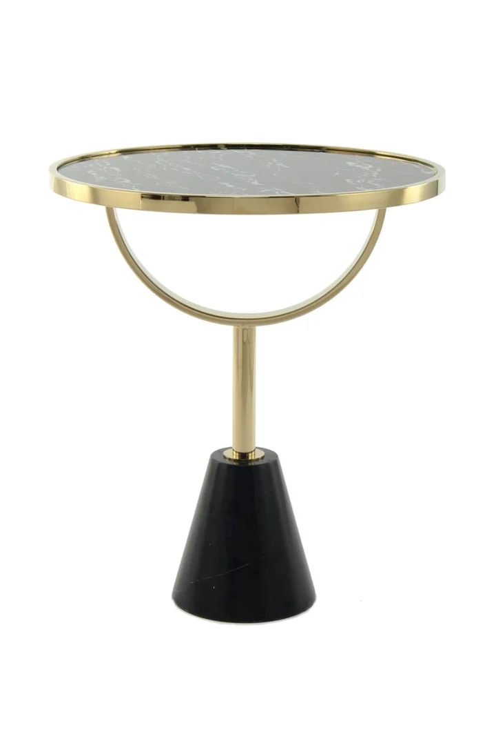 De Bijzettafel Zwart Marmer Compact is een moderne bijzettafel met een rond zwart marmeren blad, een gouden metalen rand en frame en een conisch zwart marmeren onderstel met strakke lijnen en een geometrisch silhouet.