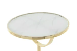 De Bijzettafel Wit Marmer Minimalistisch heeft een goud metalen frame en een blad met wit marmerpatroon en biedt een modern, minimalistisch ontwerp.
