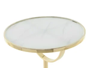 De Bijzettafel Wit Marmer Minimalistisch heeft een goud metalen frame en een blad met wit marmerpatroon en biedt een modern, minimalistisch ontwerp.