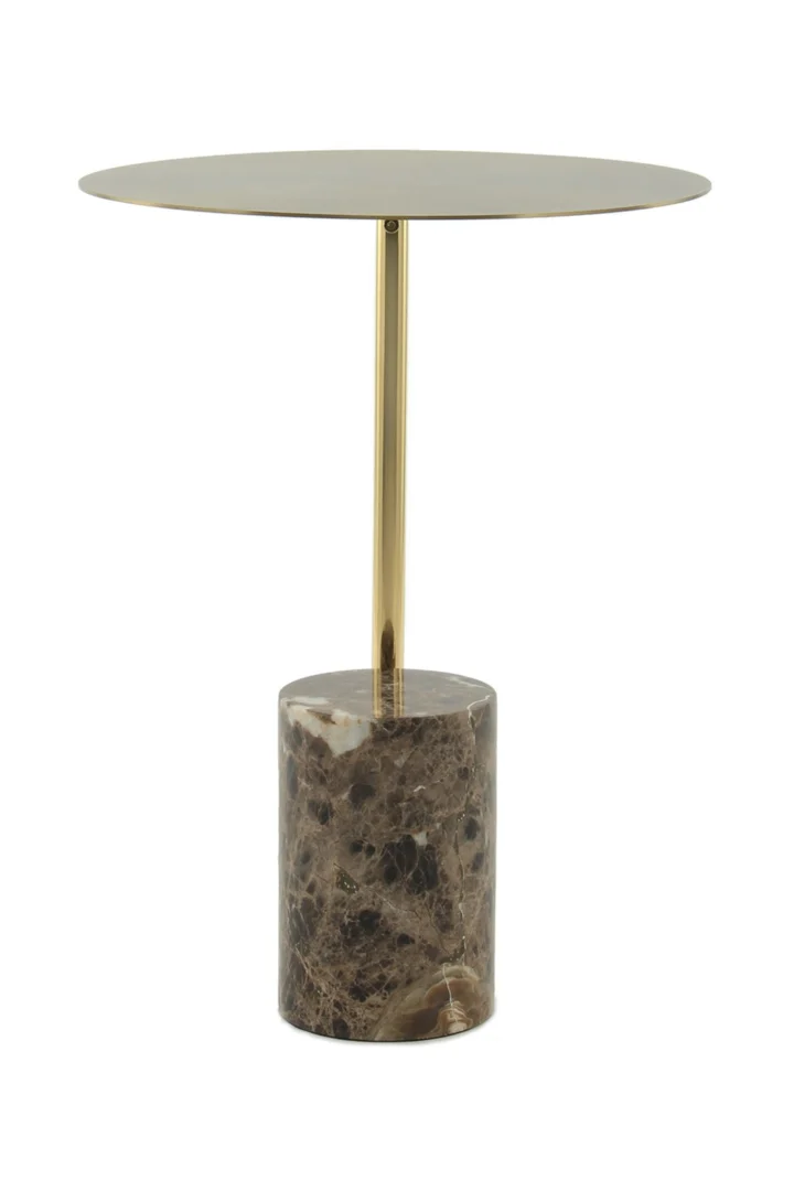 De Bijzettafel Bruin Rond Marmer Opbergvak is een moderne bijzettafel met een slanke gouden stam, een rond goudkleurig blad en een cilindervormig bruin marmeren onderstel.