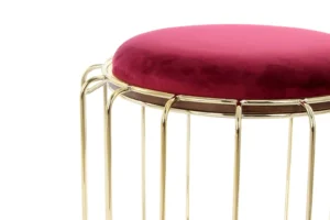 Een close-up van de Bijzettafel Goud, Rood Rond Glas, met een rond rood glazen blad en een goud metalen frame met verticale stangen, tegen een witte achtergrond.