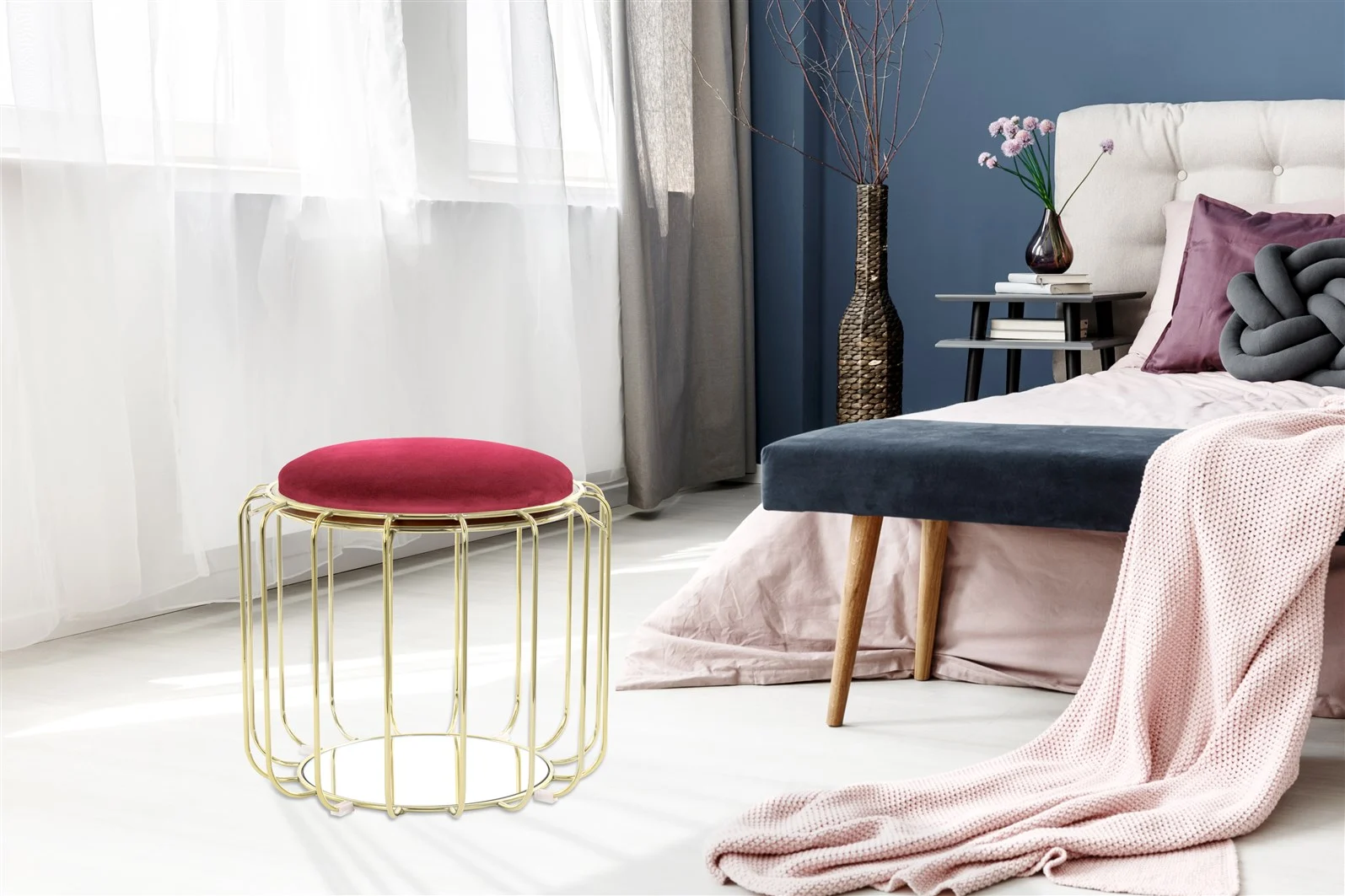Een moderne slaapkamer met een getuft bed, grijs en roze beddengoed, bijzettafel met boeken en een vaas, en de Bijzettafel Goud, Rood Rond Glas bij grote ramen met transparante witte gordijnen.