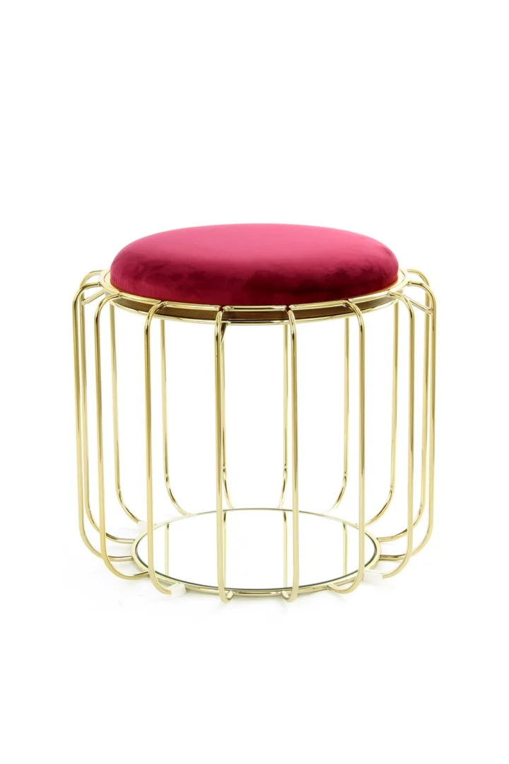 De Bijzettafel Goud, Rood Rond Glas heeft een rond glazen blad in dieprood, ondersteund door een glanzend goud metalen draadframe onderstel, tegen een witte achtergrond.