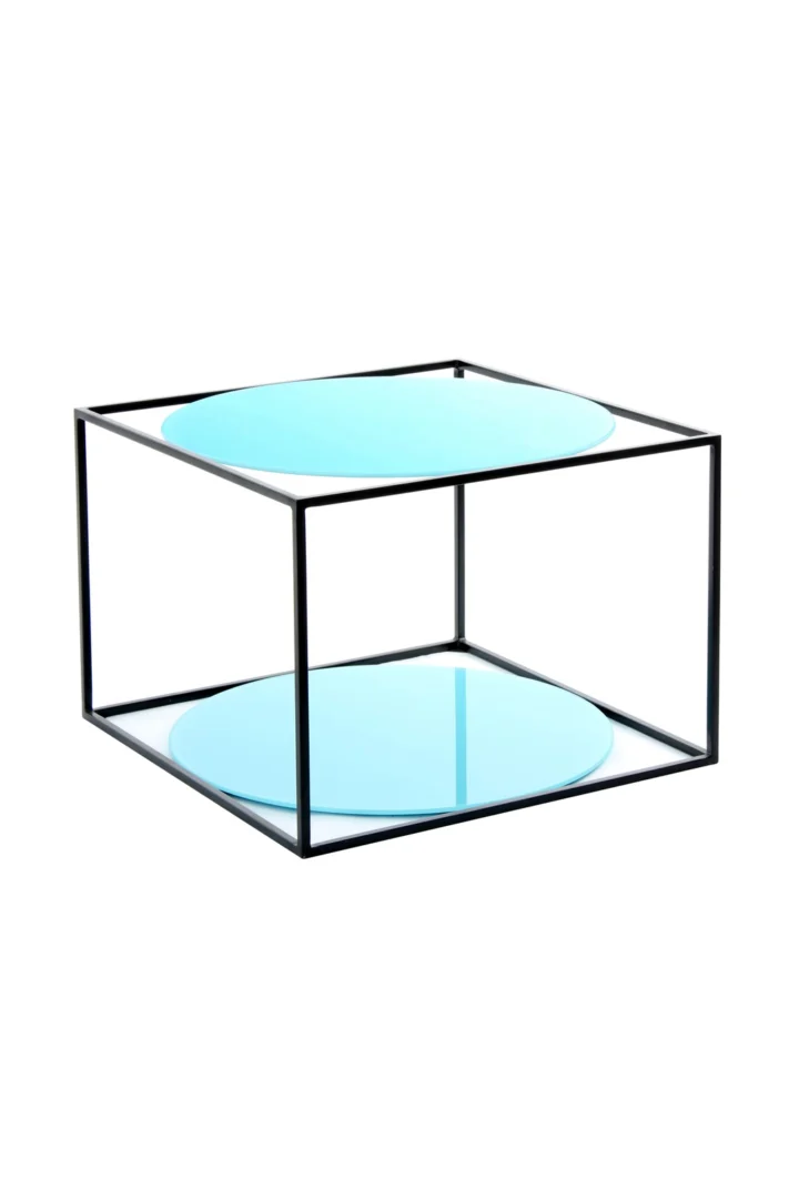 De Bijzettafel Zwart, Blauw Rond Metaal is een minimalistische bijzettafel met een zwart metalen kubusvormig frame en twee ronde lichtblauwe glazen oppervlakken - één bovenop en één onderaan - voor een geometrische, moderne look.