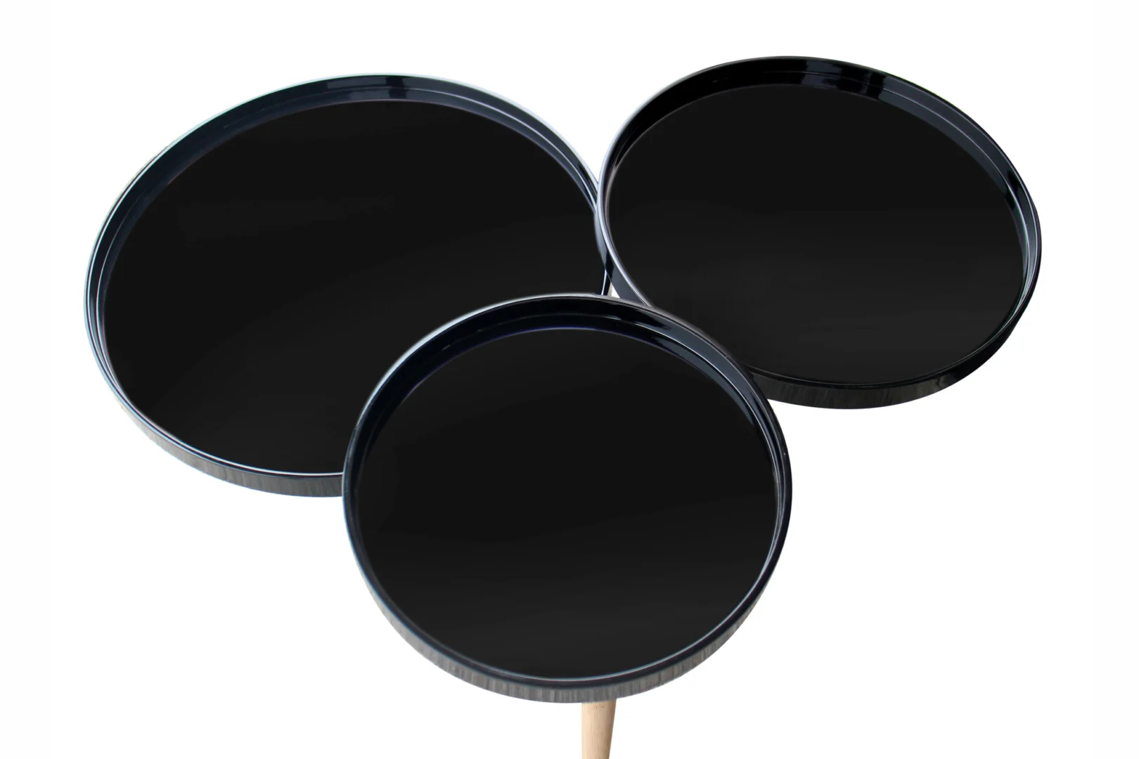 De Bijzettafel Zwart 30 CM Rond Bamboe heeft een rond ontwerp van zwarte bamboe in een stijlvolle, geclusterde opstelling tegen een witte achtergrond.