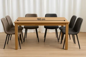 Een houten eettafel met zes stoelen - twee bruine aan elk uiteinde, twee zwarte aan elke kant - toont zijn lengte als 160 cm met een pijl met dubbele kop. Vraag je je af hoeveel stoelen er passen aan een tafel van 160 cm? Hier passen er comfortabel zes. Witte gordijnen op de achtergrond.