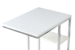 De Bijzettafel Zilver van Wit Staal Design is een moderne, minimalistische witte tafel met een rechthoekig blad, metalen poten en een kleine onderste plank. Een close-up foto benadrukt de strakke lijnen en het strakke ontwerp.