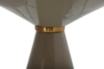 Close-up van de Bijzettafel Taupe Rond Ijzer: een glanzende, taupekleurige, zandlopervormige bijzettafel met een glimmend gouden bandaccent op het smalste punt, tegen een witte achtergrond.
