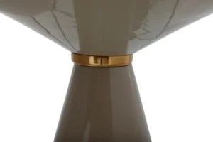 Close-up van de Bijzettafel Taupe Rond Ijzer: een glanzende, taupekleurige, zandlopervormige bijzettafel met een glimmend gouden bandaccent op het smalste punt, tegen een witte achtergrond.