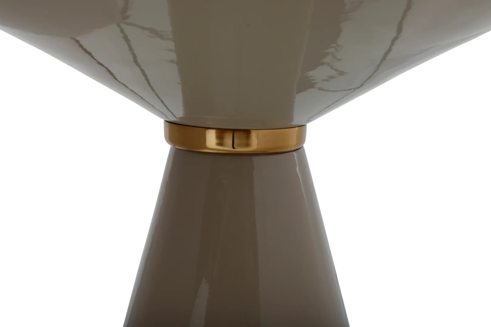 Close-up van de Bijzettafel Taupe Rond Ijzer: een glanzende, taupekleurige, zandlopervormige bijzettafel met een glimmend gouden bandaccent op het smalste punt, tegen een witte achtergrond.
