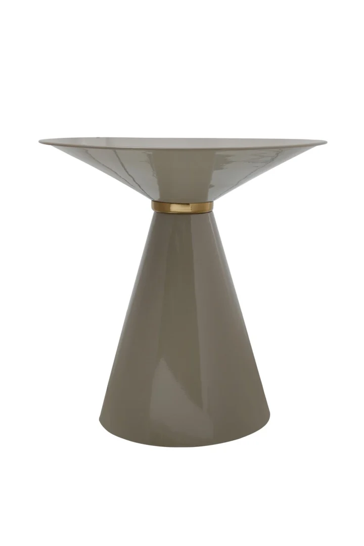De Bijzettafel Taupe Rond Ijzer is een moderne bijzettafel met een breed, uitlopend blad, een kegelvormig onderstel in glanzend taupe en een gouden accentring bij het blad.