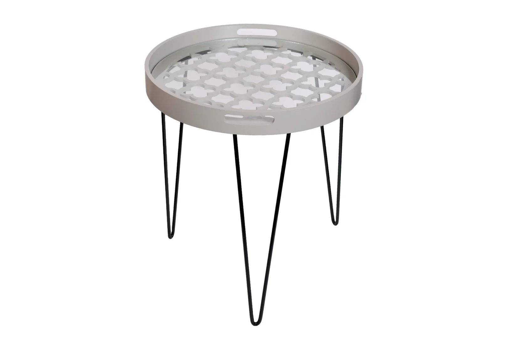 De Bijzettafel Grijs Metaal Design is een rond, lichtgrijs metalen dienbladtafeltje met een decoratief uitgesneden blad en drie zwarte haarspeldpoten, afgebeeld tegen een witte achtergrond.