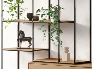 De Izola BOEKENREK E02M is een moderne stellingkast met een zwart metalen frame en houten planken, ideaal voor het uitstallen van potplanten, keramische vazen, een kleine paardensculptuur en minimalistische decoratie tegen een lichte muur.