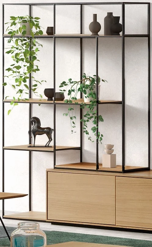 De Izola BOEKENREK E02M is een moderne stellingkast met een zwart metalen frame en houten planken, ideaal voor het uitstallen van potplanten, keramische vazen, een kleine paardensculptuur en minimalistische decoratie tegen een lichte muur.