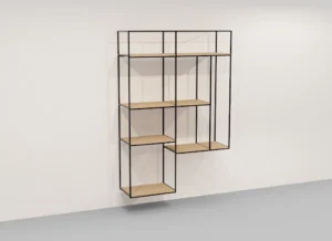 De Izola BOEKENREK HANG E02M is een moderne, minimalistische wandkast met een zwart metalen frame en licht houten planken in een asymmetrisch geometrisch ontwerp tegen een witte muur.