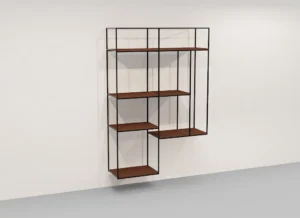 De Izola BOEKENREK HANG EL21 is een moderne, geometrische wandplank met asymmetrische secties, een zwart metalen frame en bruine houten planken, gemonteerd op een witte muur boven een grijze vloer voor een open, minimalistische look.